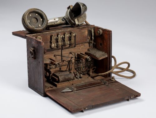 Telefon polowy z okresu I wojny światowej